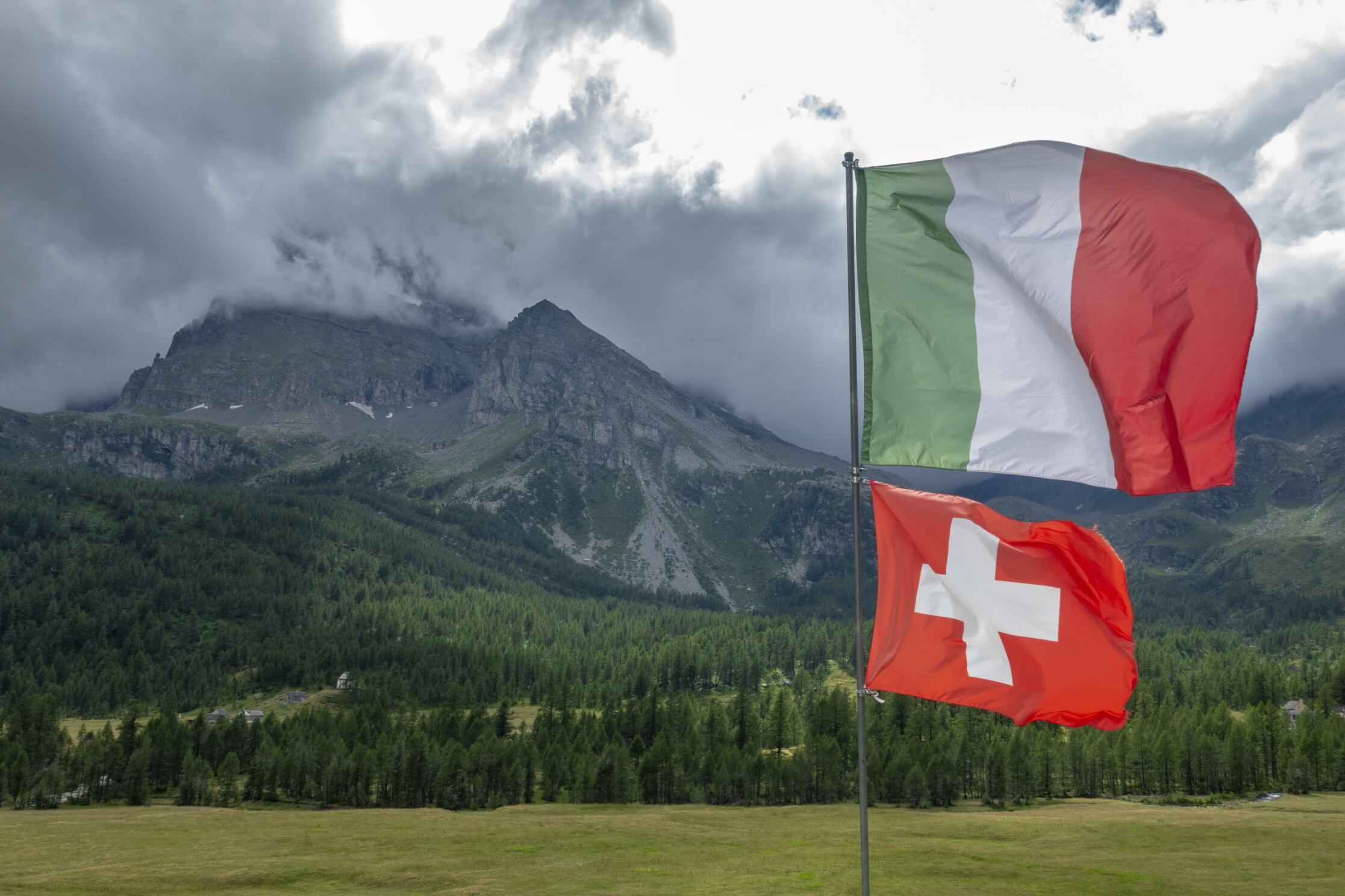Italienische Flagge und Schweizer Flagge